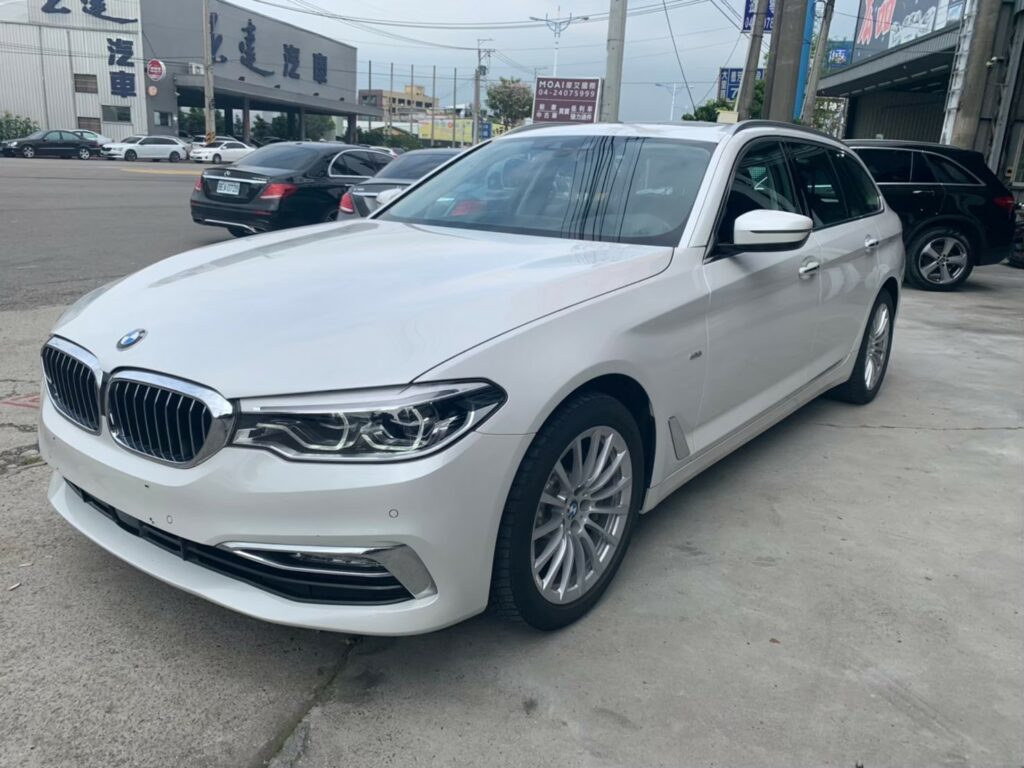 2018 BMW 530i Touring 1 BMW 530i Touring 自適應LED魚眼頭燈