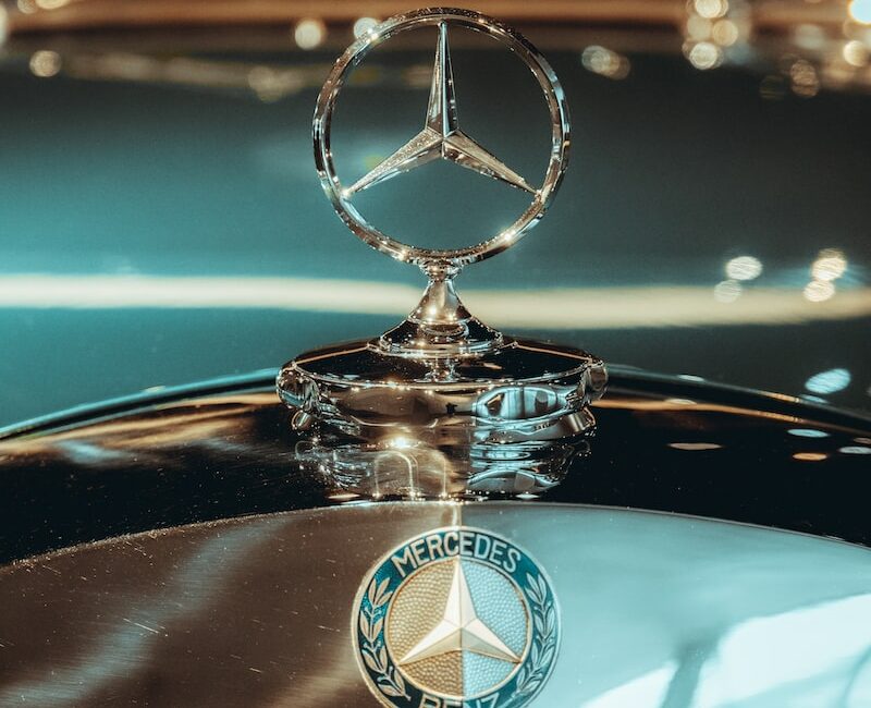 什麼是CPO(原廠認證車)? 8 gold and silver car hood ornament