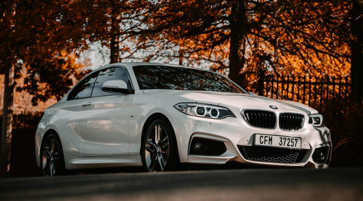 購買日規車可以有哪些管道? 4 white bmw m 3 coupe parked near brown trees during daytime
